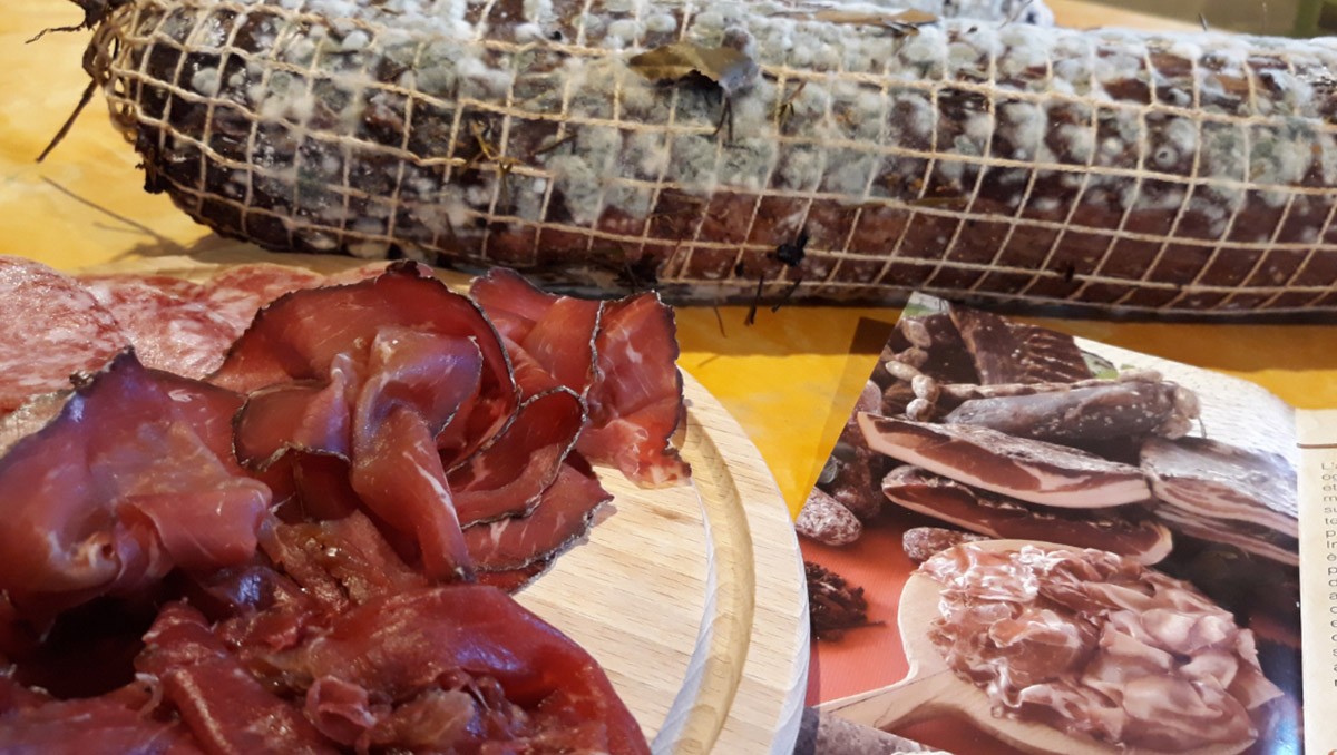 Die typischen Wurstwaren der Partner der Cembrani D.O.C.: gesalzenes und geräuchertes Fleisch, Carne salada und carne fumada sowie Salami.