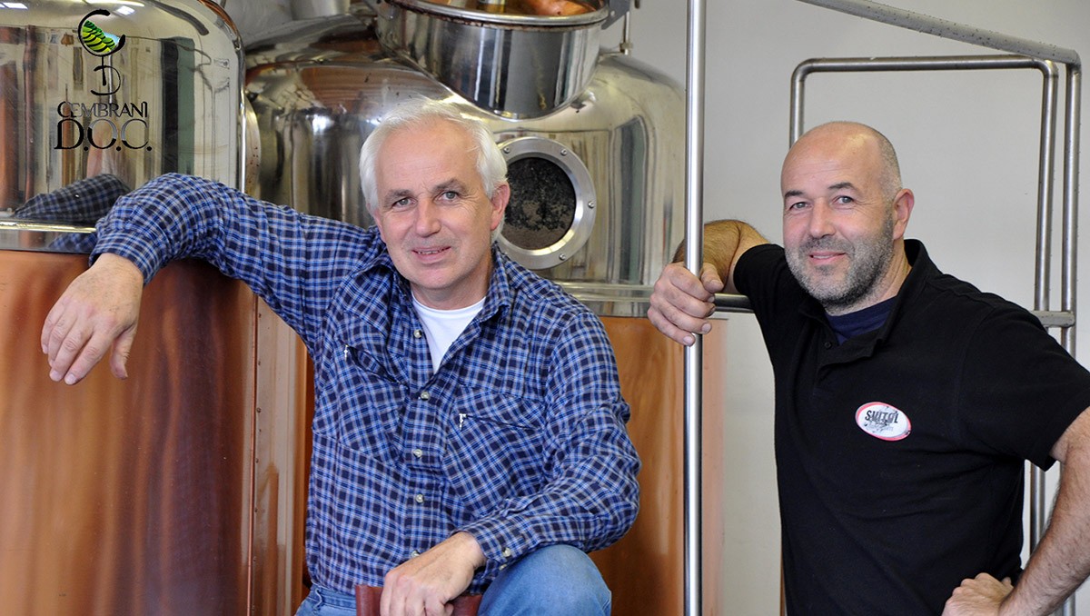 Vincenzo Pilzer und Ivano Pilzer in ihrer Destillerie.